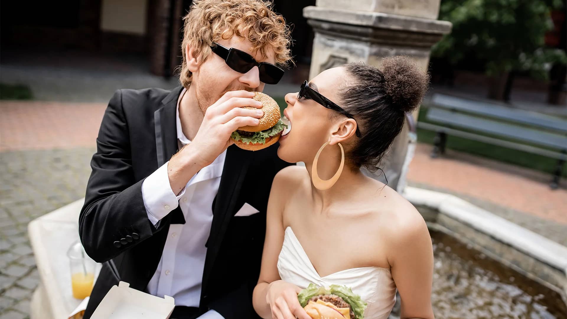 Matrimonio in cui la sposa indossa occhiali da sole 